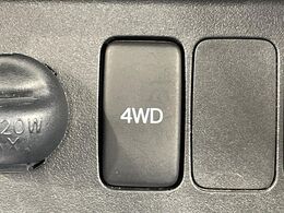 4WDのお車ですので、雪道でも安心です♪降雪地地域にお住まいの方以外にも、ウィンタースポーツが趣味の方や降雪地域へ帰省される機会がある方にもおすすめ！