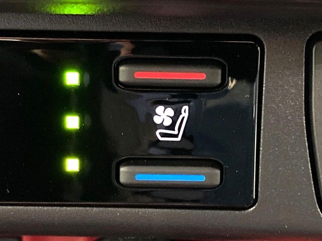 【シートベンチレーション】夏場は涼しい風でお尻や背中の熱やムレを防ぎ、冬はエアコンよりも早く温まってポカポカに！レザーシートにうれしい装備で、季節を問わず快適に過ごせます。