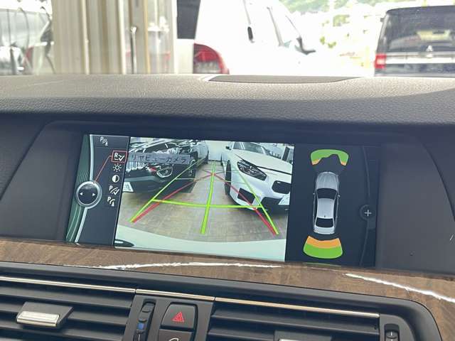 バックカメラ付きですので車庫入れ時もご安心下さい。