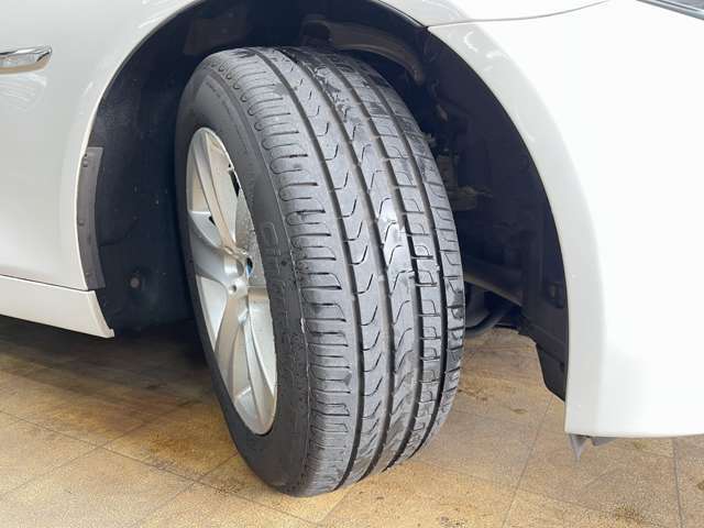タイヤ溝もご覧の通り十分残っております。