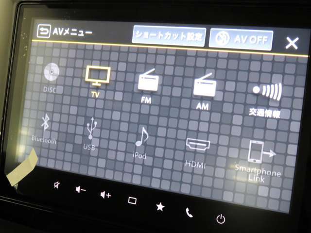 メーカー純正【全方位モニター付メモリーナビゲーション】を搭載しています。フルセグTV、AM/FM、スマートフォン連携、Bluetooth等の機能を備えています。
