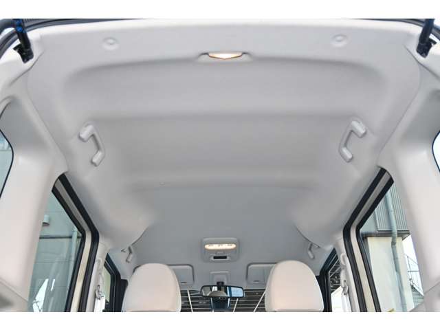 クリーンな天井！快適な車内でドライブをお楽しみください！