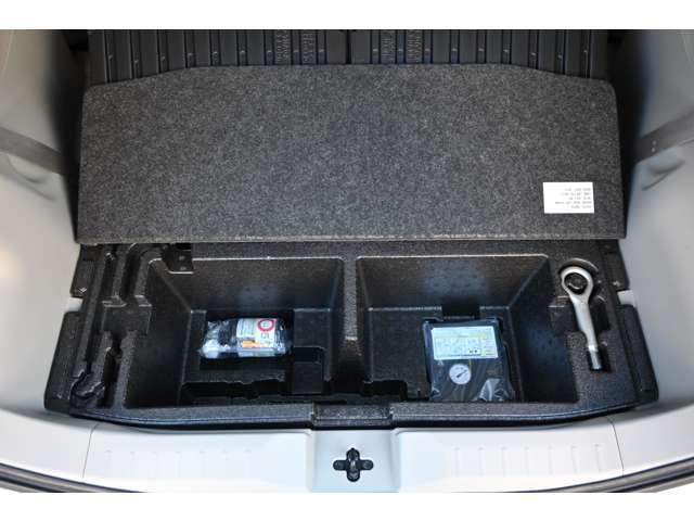ラゲッジルーム下に収納スペース！洗車道具やレスキューキットなどの収納に便利です！
