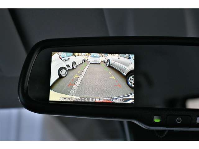 バック連動のモニターを装備☆シフトレバーをバックに入れるとルームミラーのモニターに表示■後方視界は良好で車庫入れをしっかりサポートします