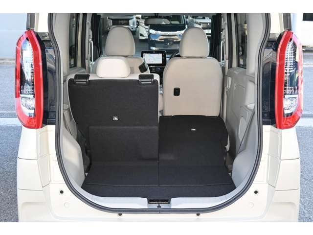 分割可倒式リヤシート。積む荷物にあわせて手軽にシートアレンジを楽しめます。