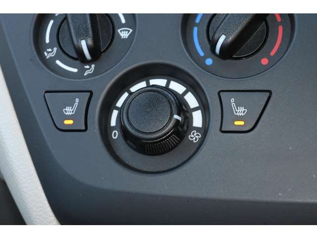 【シートヒーター】シートをすばやく温めます。寒い日もおしりからぽかぽか、快適にドライブできます。