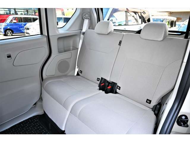 ヘッドクリアランスおよびニークリアランスもゆったりのリアシート！