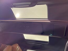 【左右独立ムーンルーフ】2列目左右席にそれぞれ配置されたガラスルーフ！日差しに合わせて片側だけシェードを閉めることも可能です！