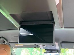 【フリップダウンモニター】大画面モニターで後席でもエンタメをお楽しみいただけます。小さなお子様にも大人気の装備です♪