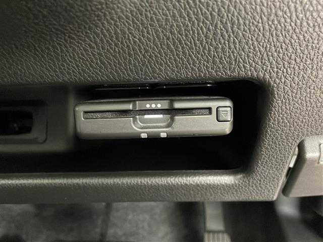 【ETC】有料道路を利用する際に料金所で停止することなく通過できる、ETC車載器（ノンストップ自動料金収受システム機器）が装備されています。セットアップを行うことで利用可能になります。
