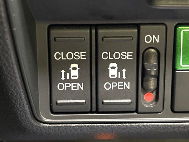 【両側パワースライドドア】スマートキーや運転席のスイッチで後席両側スライドドアの開閉が可能♪電動だから力を入れてドアを開ける必要が無く、小さなお子様でも簡単に開け閉めでき快適です♪
