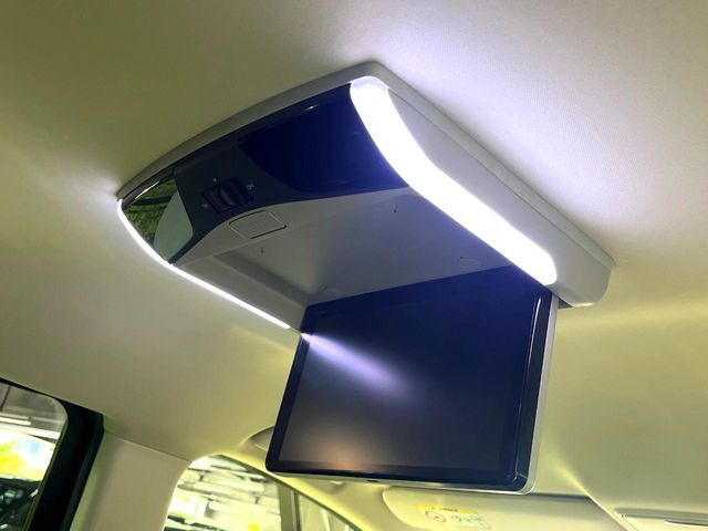 【フリップダウンモニター】大画面モニターで後席でもエンタメをお楽しみいただけます。小さなお子様にも大人気の装備です♪