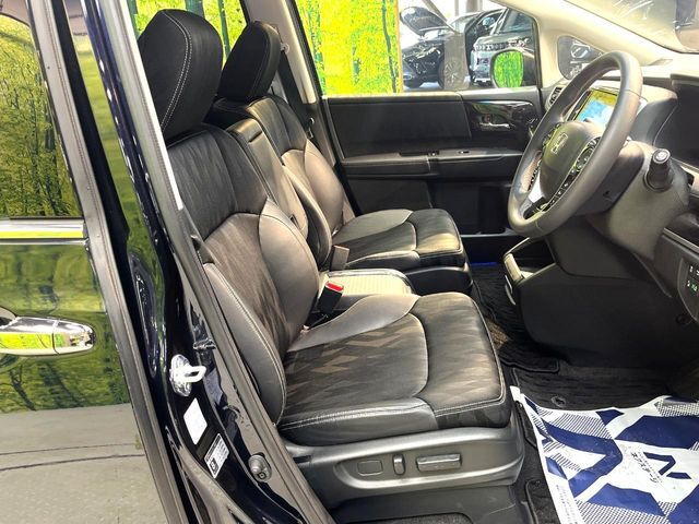 運転席まわりには十分なスペースがあり、大柄な方でもゆったり運転していただける環境です。
