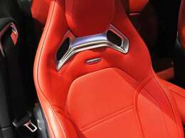 視野角の広い鮮明な画像で駐車をサポートしてくれる、パーキングアシストリアビューカメラがあるので、狭い場所での駐車も楽々！