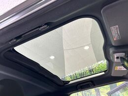 【ガラスルーフ】ガラスルーフ搭載で車内の解放感が一気にアップ！開放的なドライブをお楽しみいただけます。