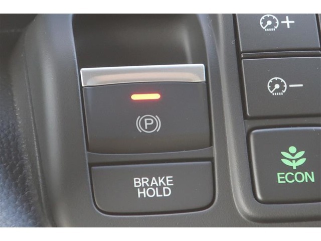 電動パーキングブレーキを搭載。スイッチ操作でパーキングブレーキを作動・解除することが可能ですので、操作の力が不要ですよ♪