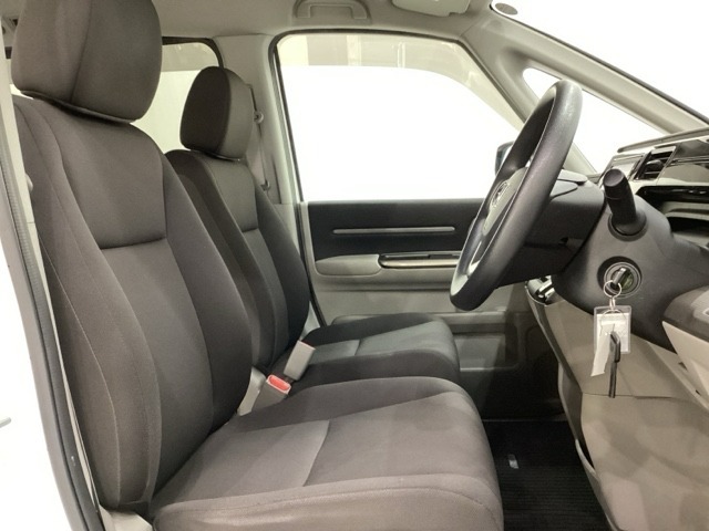 広い足元に肘掛けもついたゆったり座れるシートです。運転席と助手席の足元が空いているため、助手席側への移動がスムーズです。交通量の多い道でも、助手席側から乗り降りができます。