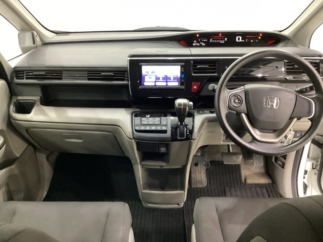 車内は光触媒抗菌消臭施工済です。インパネ周りはスタイリッシュなデザインで機能や装備も充実しています。グローブボックスやカップホルダーのほかにトレーなどたくさんの収納スペースが付いています。