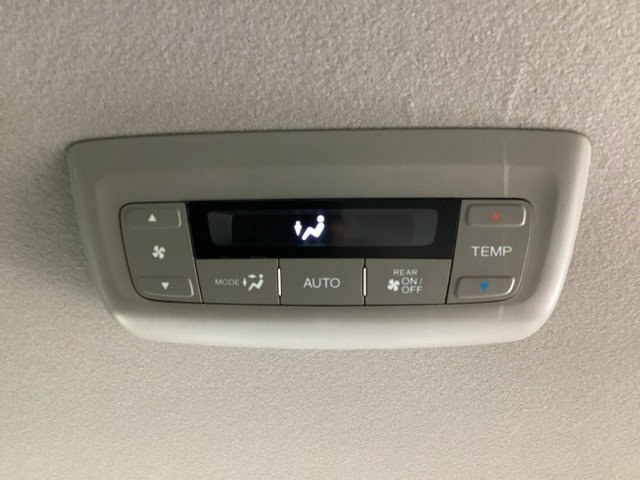 ルーフ前方にリアクーラーを装備しています。エアコン操作スイッチとダクトがついていますので、2列目・3列目にお乗りの方も快適に過ごせます。