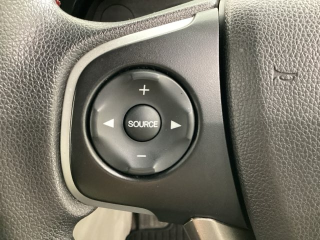 ステアリングスイッチがついていますので、オーディオのチャンネル変更、ボリューム、ジャンル変更が操作可能です。ハンドルから手を離さず安全に操作できます。