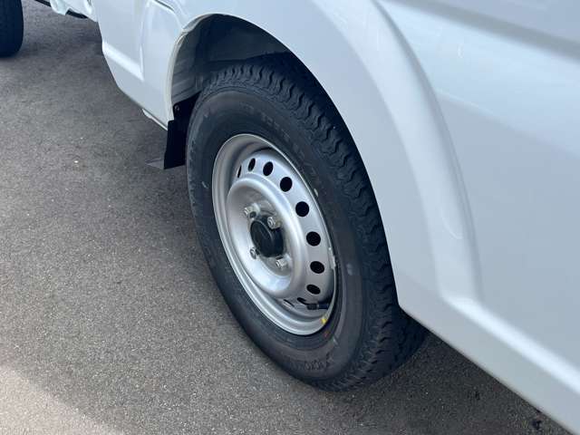 ☆お車についた傷やヘコミ、事故の修理もハヤシにお任せください。自社鈑金工場で修理ができますの安心です☆