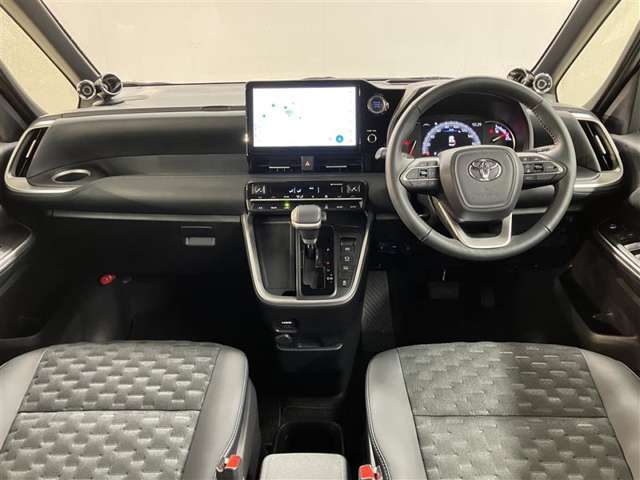 クリーニングが施された中古車で快適なドライブを！清潔な車内環境と美しい外観が、上質な移動空間を演出します。