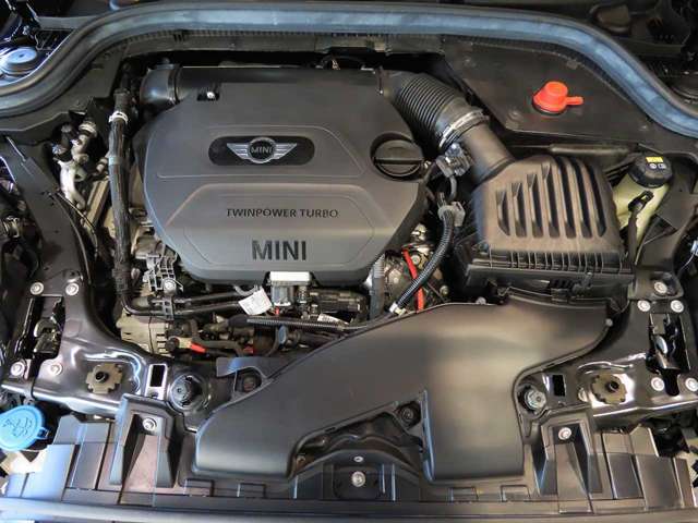 エンジンルームは前オーナー様の丁寧な使用感を感じられる状態です。オイルの滲みや漏れ等は当然なく、お渡し前にもしっかりとした点検整備を実施いたします。