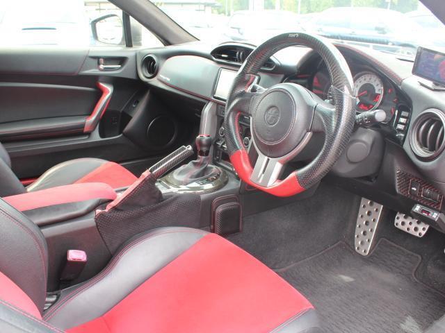 運転手をホールドしてくれるバケット型シートです！
