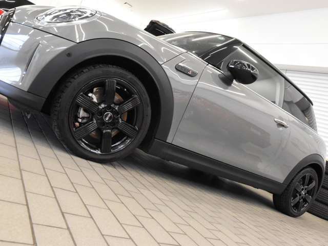 MINI認定中古車は360°を徹底的にチェック。エンジンやトランスミッション、電気系統やコンピュータ・システムなどを詳細に点検。交換基準に達した部品は整備した後にご納車いたします。