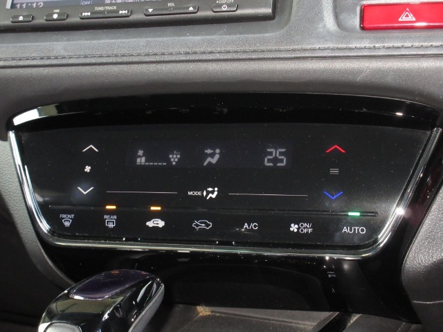操作部に静電式タッチパネルを採用したフルオート・エアコンディショナー。Honda インターナビ同様、スマートフォン感覚の直感操作を実現しています。