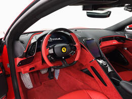 内装はRosso選択し、ダッシュボード上部はNeroを選択しております。ツートンで上品な空間を演出しております。クリーニングを実施し清潔な状態でございます。気になる臭いなどもありません。