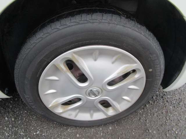 荷室も沢山荷物が入ります　空間の確保を考えるのは全メーカー同様の考えのようです。後部座席のアレンジもあるため、多彩な使い方が出来ます。一度現車にてご確認ください