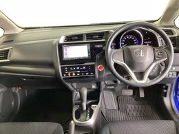 車内は光触媒抗菌消臭施工済です。インパネ周りはスタイリッシュなデザインです。グローブボックスやカップホルダーのほかにトレーなどたくさんの収納スペースが付いています。