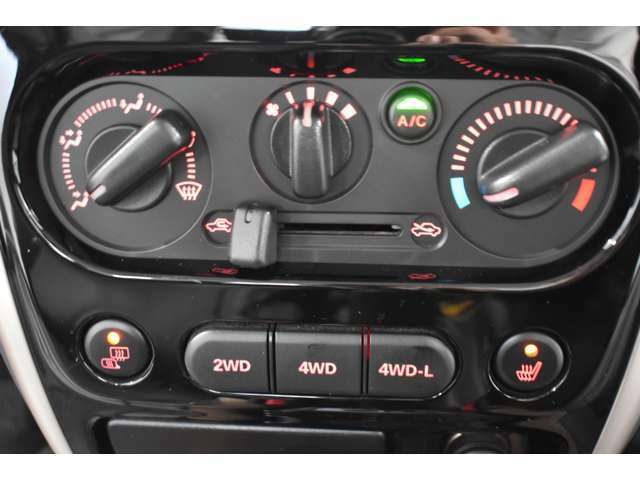 ★エアコンの操作ボタンや2WD、4WDへの切り替えができるボタンなどがあります