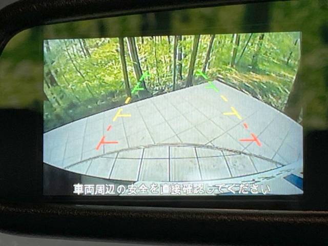 【バックカメラ】駐車時に後方がリアルタイム映像で確認できます。大型商業施設や立体駐車場での駐車時や、夜間のバック時に大活躍！運転スキルに関わらず、今や必須となった装備のひとつです！
