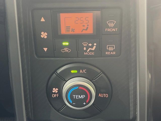 【オートエアコン】一度お好みの温度に設定すれば、車内の温度を検知し風量や温度を自動で調整。暑い…寒い…と何度もスイッチ操作をする必要はありません。快適な車内空間には必須の機能ですね♪