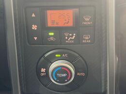 【オートエアコン】一度お好みの温度に設定すれば、車内の温度を検知し風量や温度を自動で調整。暑い…寒い…と何度もスイッチ操作をする必要はありません。快適な車内空間には必須の機能ですね♪