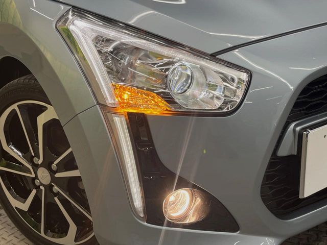 【LEDヘッドライト】悪天候や夜間走行時も良好な視界を確保し安心して運転できる高輝度LEDヘッドライトを装備！点灯速度が早く、消費電力も抑えられています。