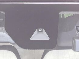 【インテリジェントエマージェンシーブレーキ】フロントカメラで前方の車両や歩行者を検知。衝突しそうな時は衝突被害軽減ブレーキが作動、衝突回避をサポート。より安全にドライブをお楽しみいただけます。