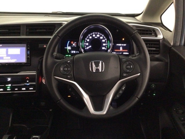 【ハンドル】運転にかかわる様々な操作を安全に行えるように視点移動が少なく操作性に配慮されたスイッチ類が凝縮されたコックピットです。