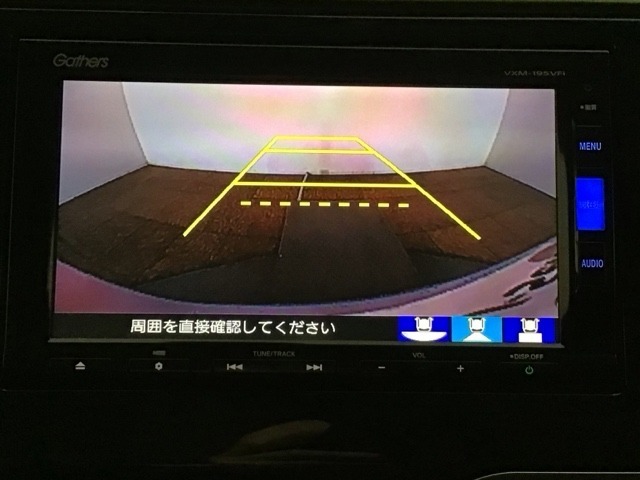 【バックカメラ】運転が苦手な方も車庫入れラクラクです！ギアをリバースに入れれば自動的に切り換わりますので、面倒な操作は不要です♪狭い駐車場もお車を傷つけず安心ですね！