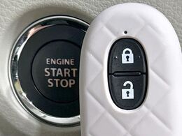 【キーレススタートシステム】カバンやポケットに入れたままでもドアの施錠・解錠が可能なスマートキーを装備。エンジンのオン・オフ時もカギを取り出す必要が無いからとっても便利です♪