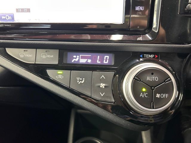 【オートエアコン】一度お好みの温度に設定すれば、車内の温度を検知し風量や温度を自動で調整。暑い…寒い…と何度もスイッチ操作をする必要はありません。快適な車内空間には必須の機能ですね♪
