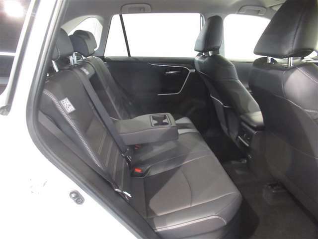 ゆとりある広々とした車内空間は、ドライブを始め買い物やレジャーなど、幅広く活躍します。一人でもみんなとでもお出かけを楽しみましょう！