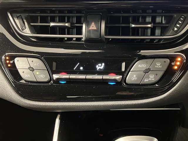【オートエアコン】「AUTO」スイッチで車内の温度を一定に保ってくれるオートエアコン。快適装備の代名詞。もちろんマニュアル操作も可能ですよ。