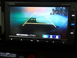 バックも安心のリアカメラ付いています。リアカメラがあると、いつでも安全にバックできますね。死角も減ります。3ビュー切り替え、ガイド線表示なので便利です。