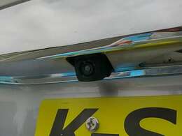 ★バックカメラ★バックカメラ付きです♪バックドア中央に設置したカメラが車両後方映像をとらえ、ナビ画面に映し出します。バック時や、駐車時にとても便利です。