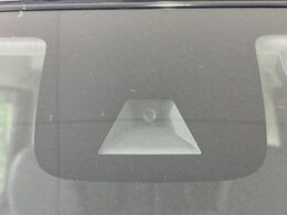 【インテリジェントエマージェンシーブレーキ】フロントカメラで前方の車両や歩行者を検知。衝突しそうな時は衝突被害軽減ブレーキが作動、衝突回避をサポート。より安全にドライブをお楽しみいただけます。