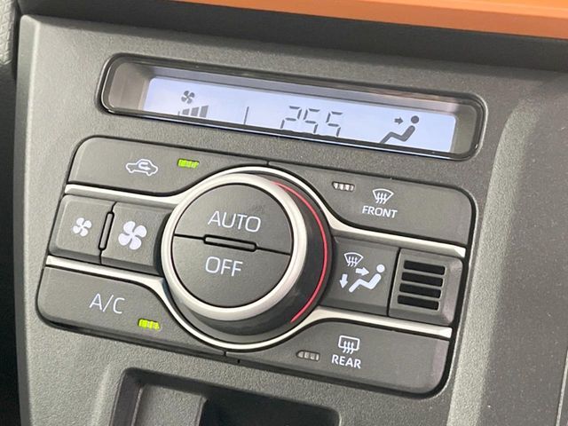 【オートエアコン】一度お好みの温度に設定すれば、車内の温度を検知し風量や温度を自動で調整。暑い…寒い…と何度もスイッチ操作をする必要はありません。快適な車内空間には必須の機能ですね♪