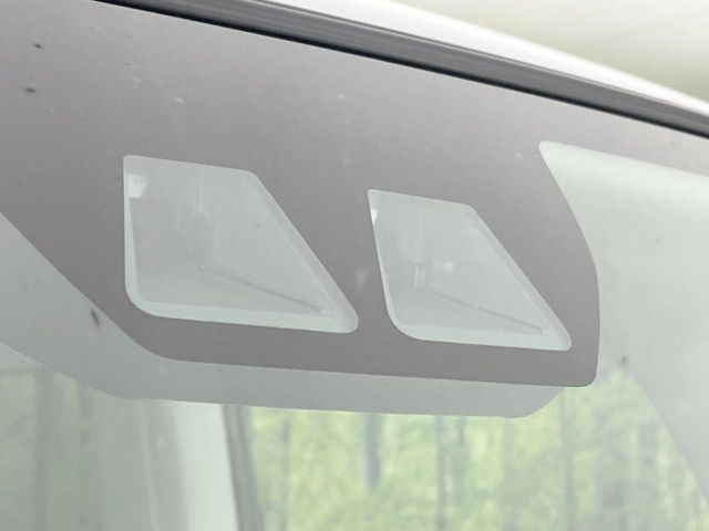 【スマートアシスト】走行中に前方の車両等を認識し、衝突しそうな時は警報とブレーキで衝突回避と被害軽減をアシスト。より安全にドライブをお楽しみいただけます。